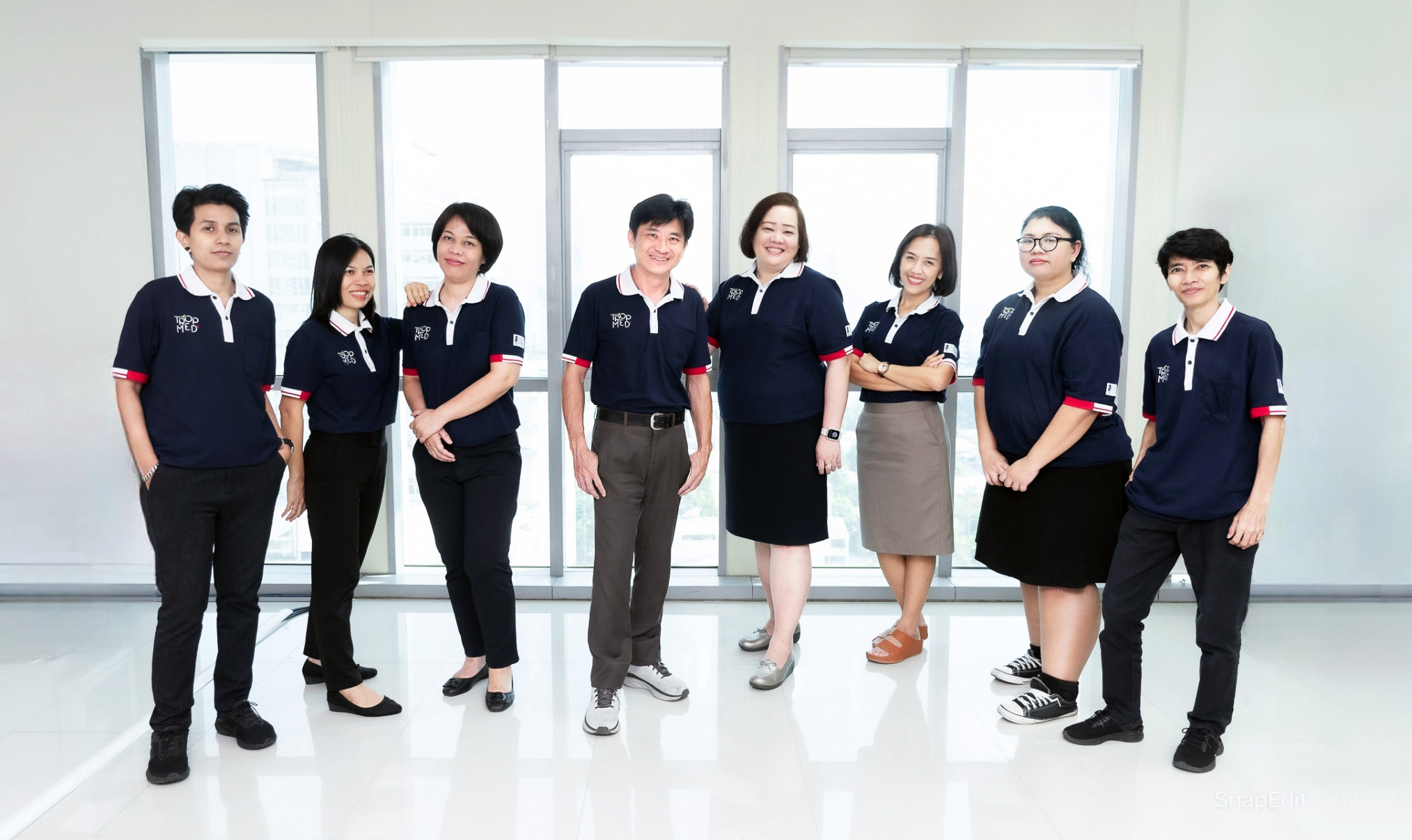 staff-group-web003